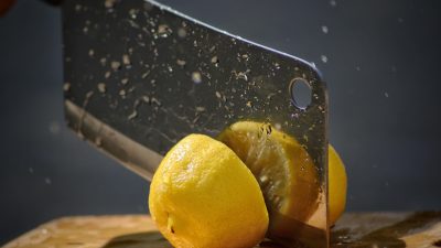《碧海银沙》4K纪录片在线观看封面，碧蓝海洋与白色沙滩，8K降混4K超高清画质